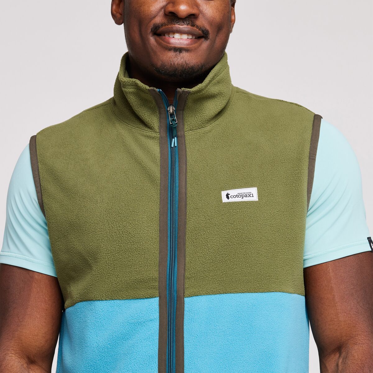 S23-M-Amado-Fleece-Vest-Pine--Poolside_7.jpg