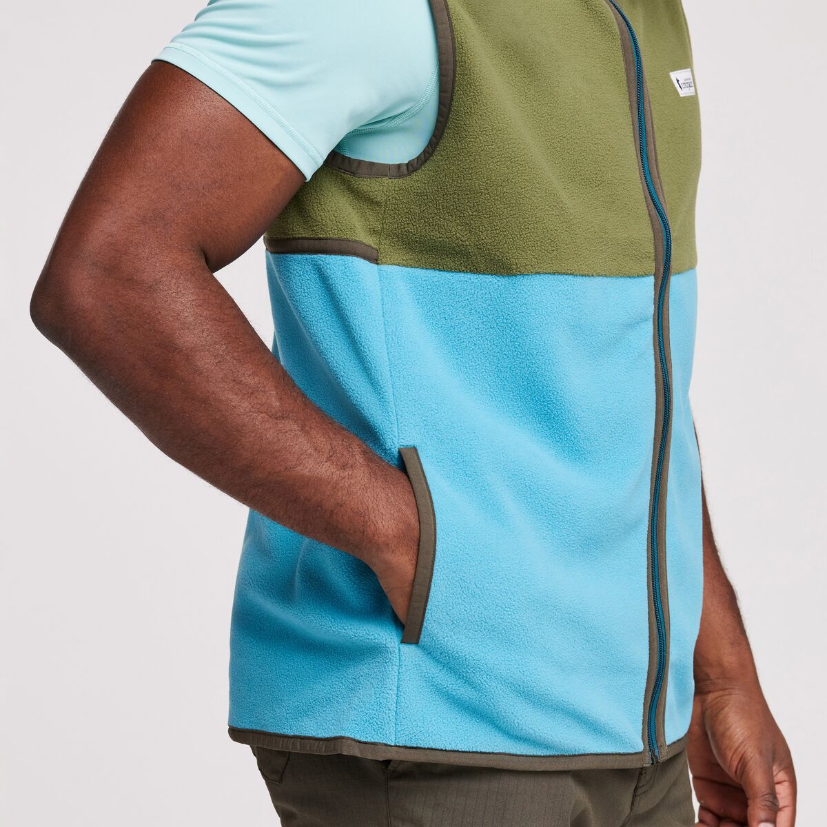 S23-M-Amado-Fleece-Vest-Pine--Poolside_8.jpg